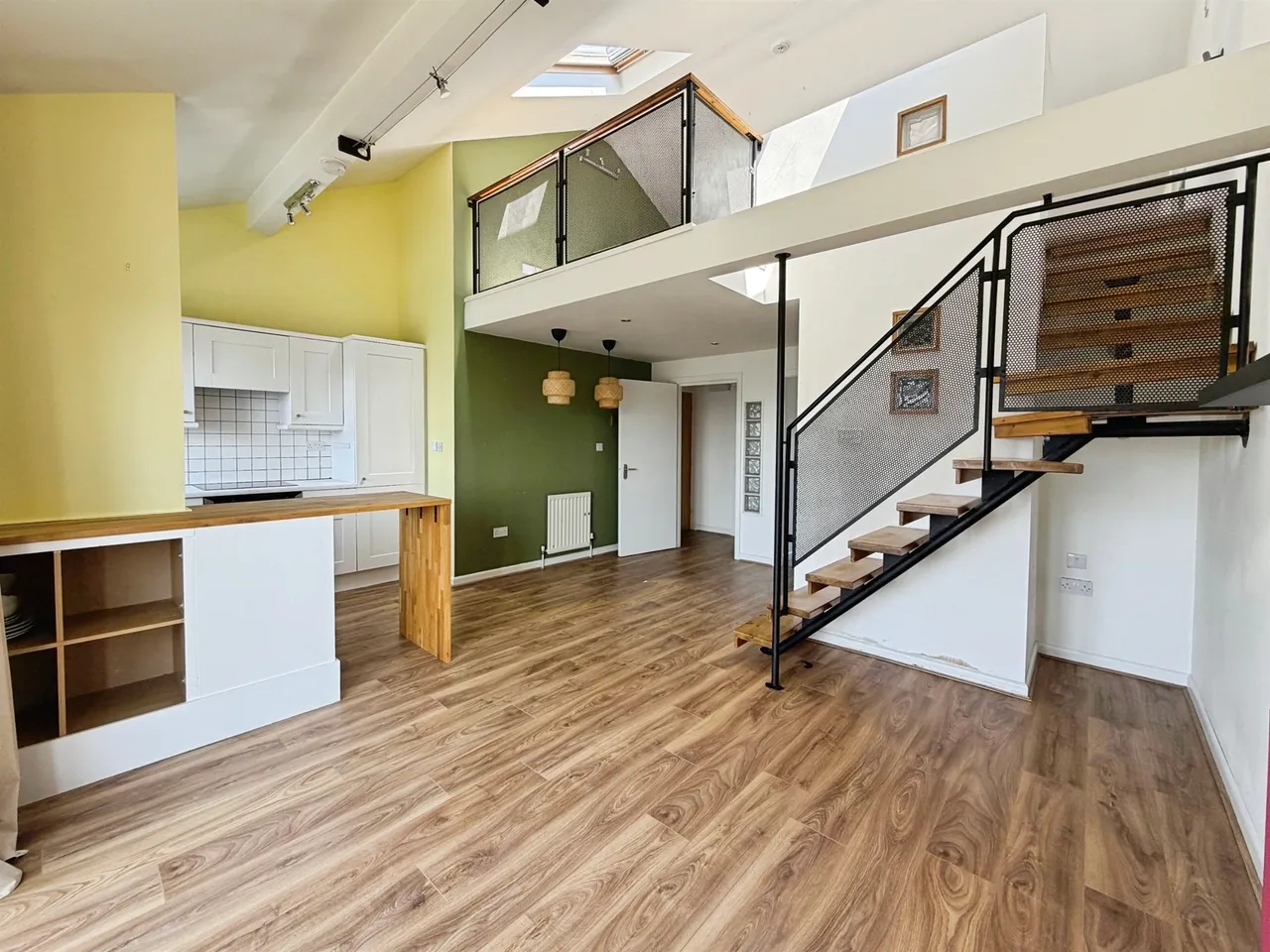 3 bed flat for sale — Skircoat Moor Road, Halifax