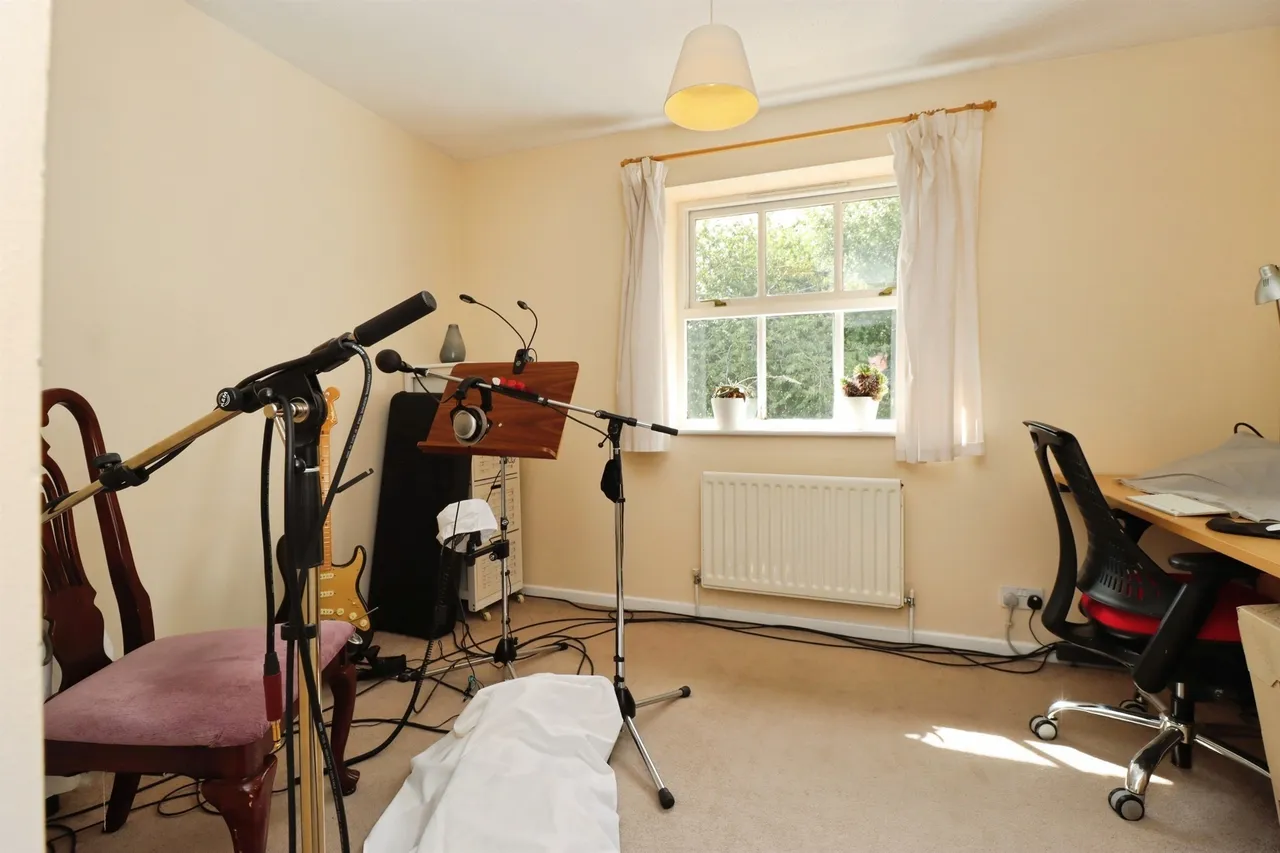 Neuville Way, Desborough, NN14, photo 13