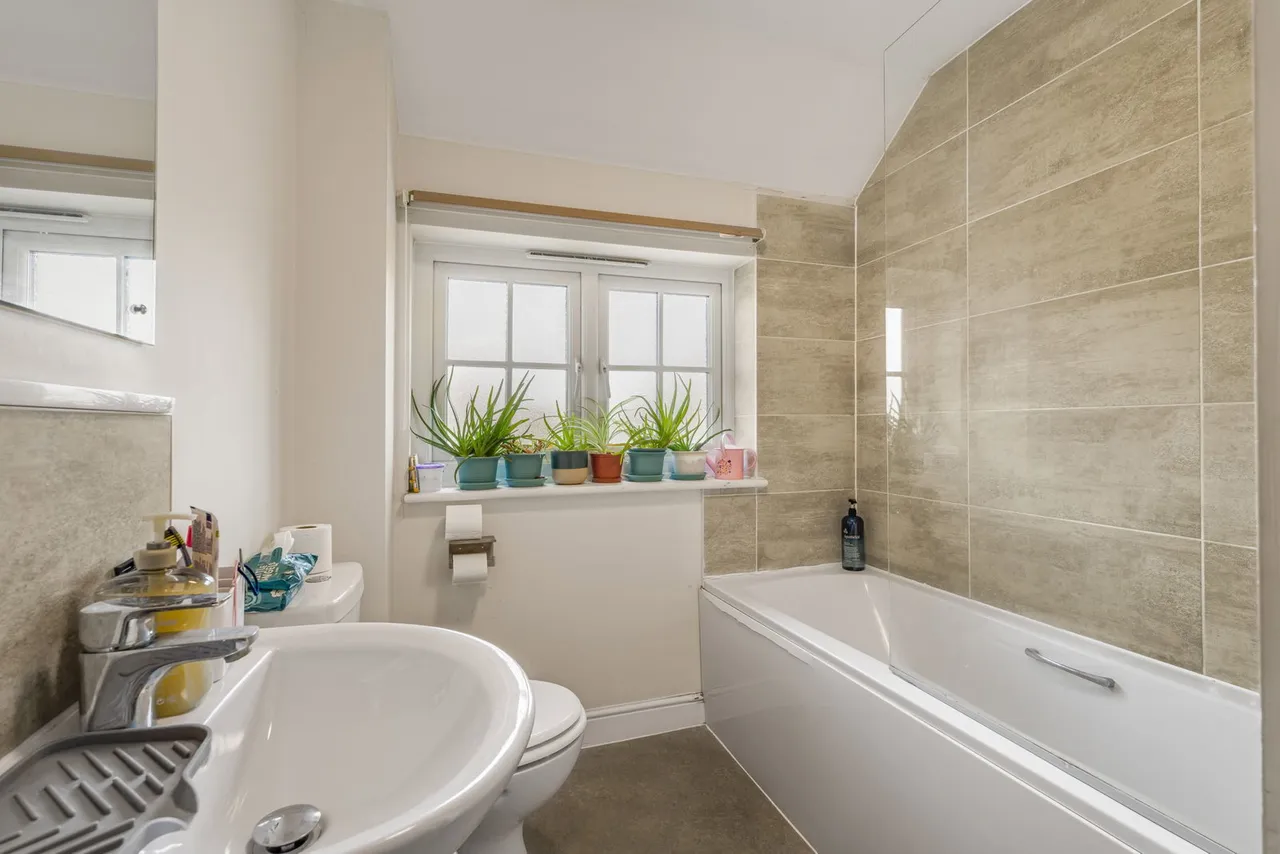 Honeysuckle Avenue, Leckhampton, GL53, photo 8