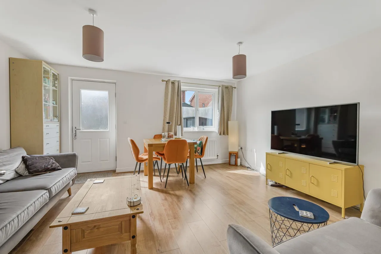 Honeysuckle Avenue, Leckhampton, GL53, photo 3