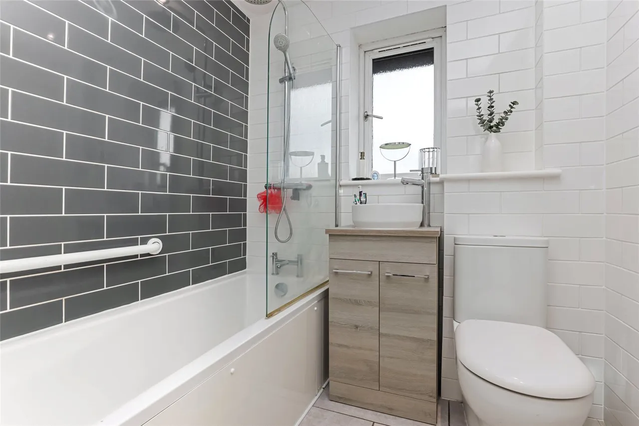 Colintraive Crescent, Glasgow, G33, photo 12