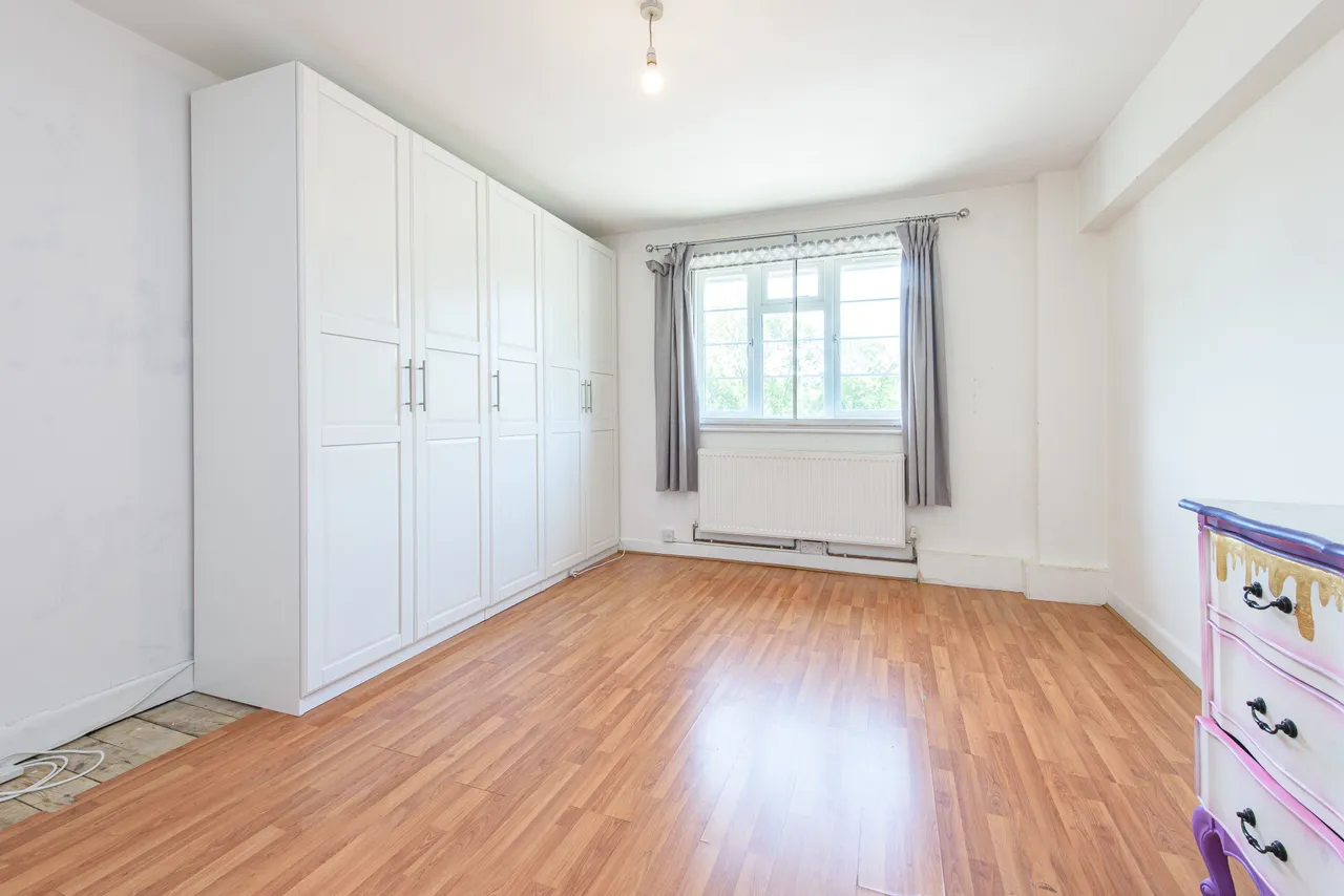 165 Beaufort Park, London, photo 5