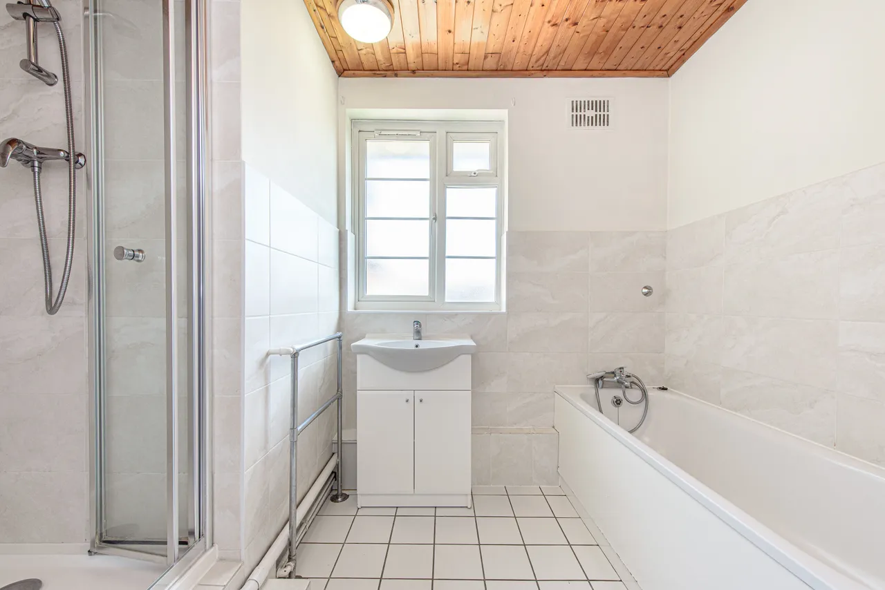 165 Beaufort Park, London, photo 8