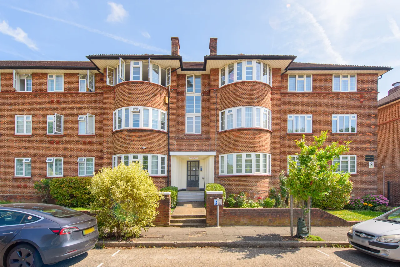 2 bed flat for sale — 165 Beaufort Park, London