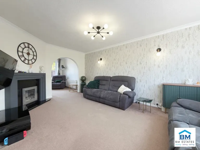 Ryegate Crescent, Birstall, LE4 3HN, photo 2