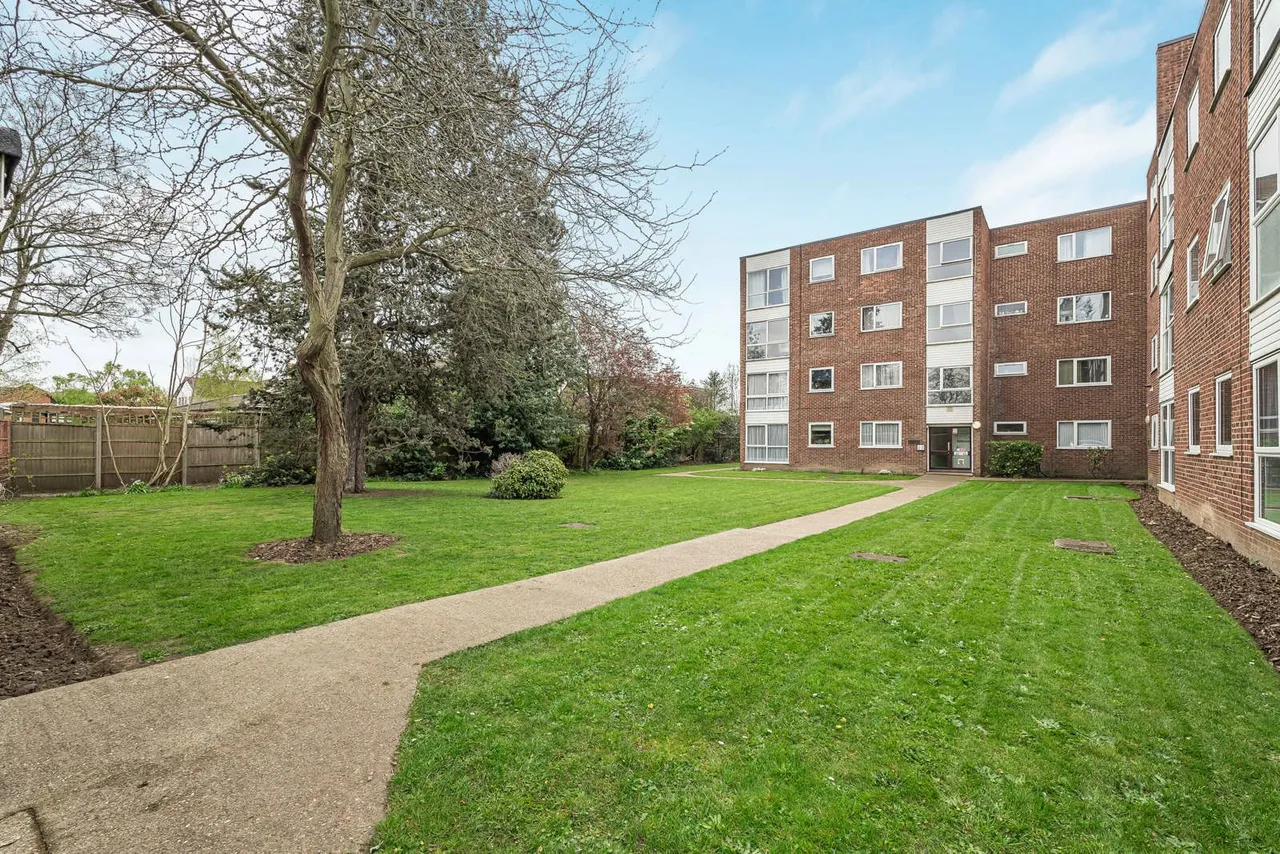 Staines Road West, Sunbury-on-Thames, TW16, photo 8