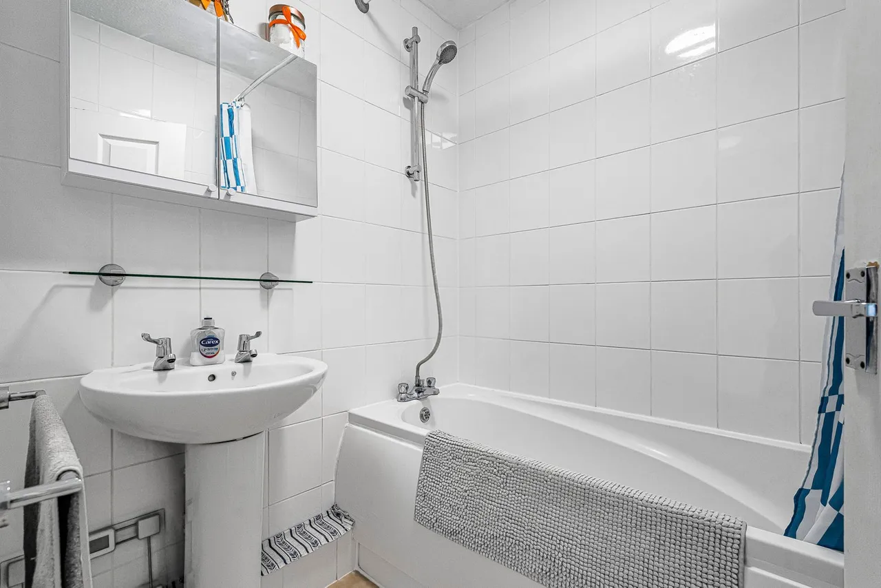 Staines Road West, Sunbury-on-Thames, TW16, photo 7