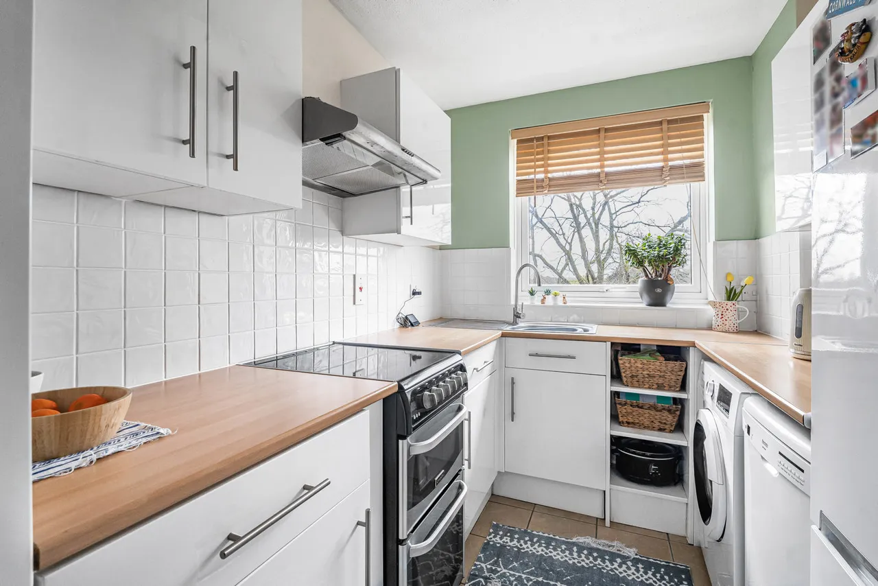 Staines Road West, Sunbury-on-Thames, TW16, photo 4