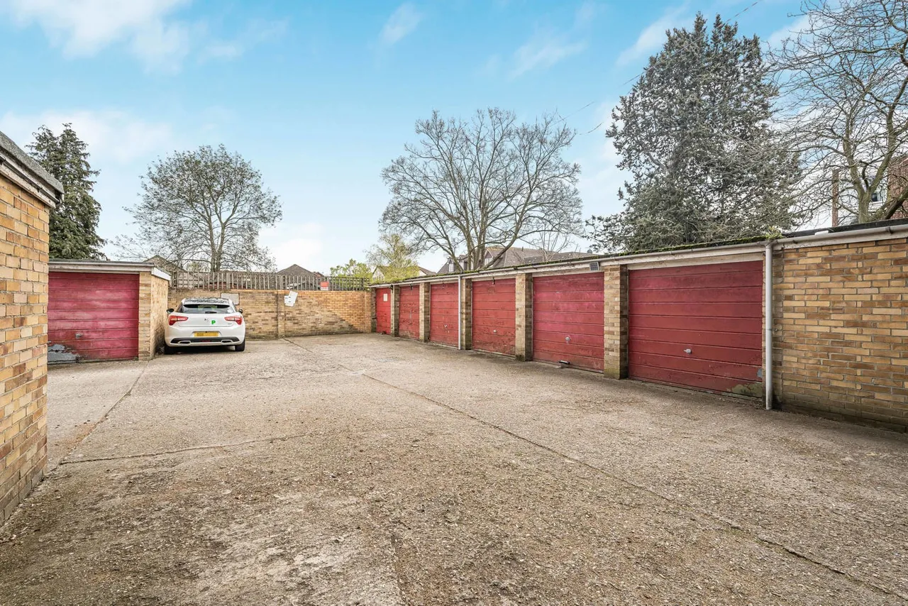 Staines Road West, Sunbury-on-Thames, TW16, photo 9