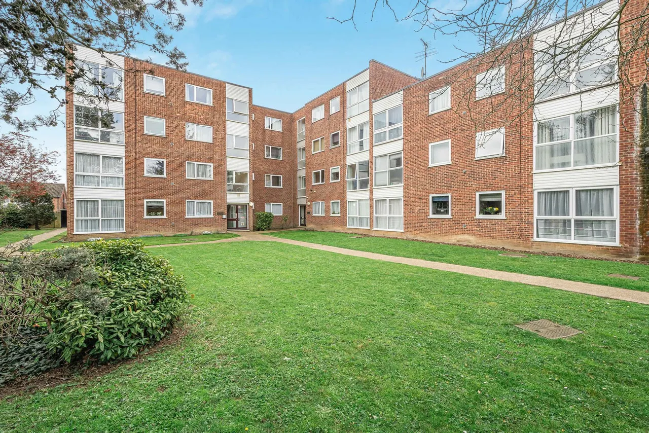 1 bed flat for sale, Staines Road West, Sunbury-on-Thames, TW16