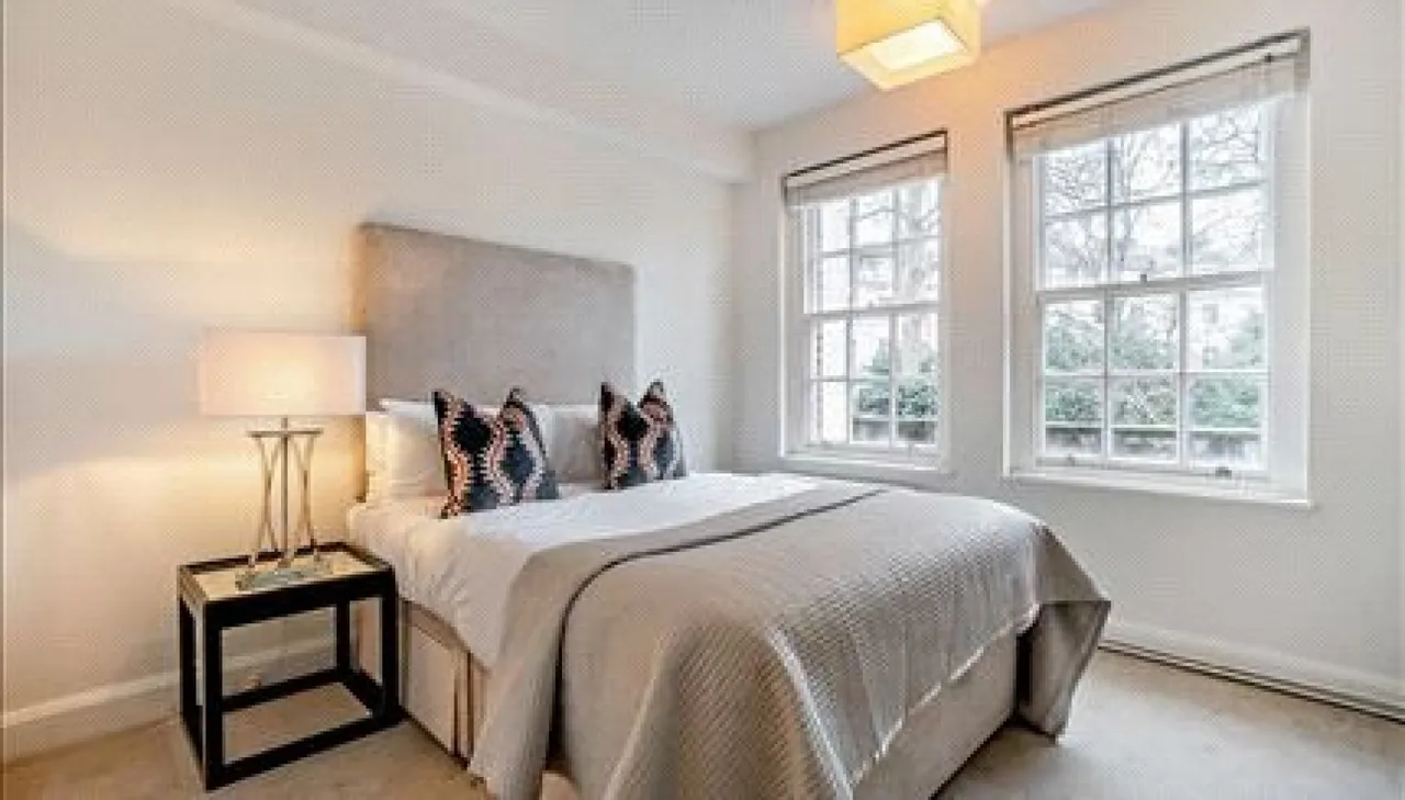 2 bed property to rent, Fulham Road, London