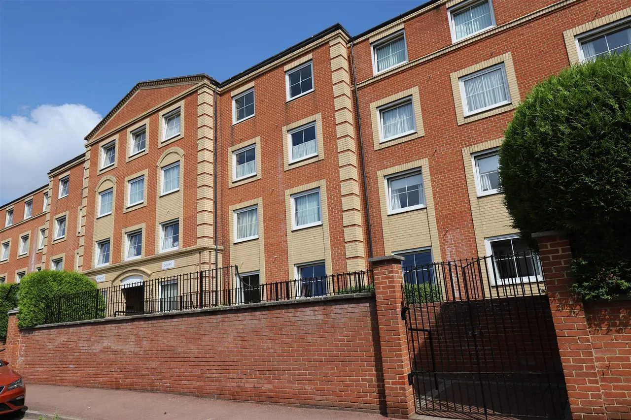 2 bed flat for sale, Marsham Street, Maidstone