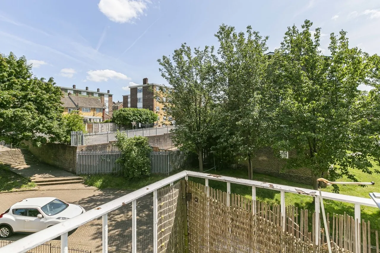 Frensham Drive, New Addington, photo 3
