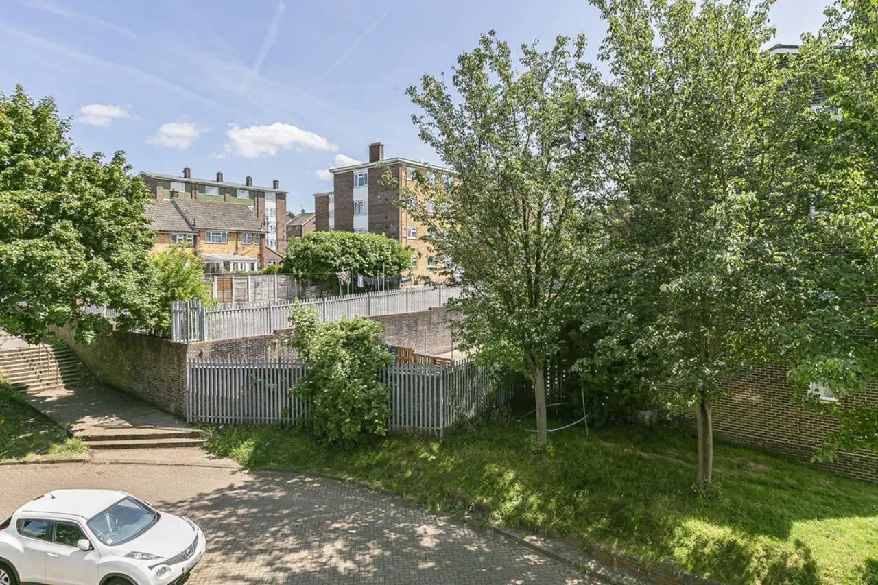 Frensham Drive, New Addington, photo 11