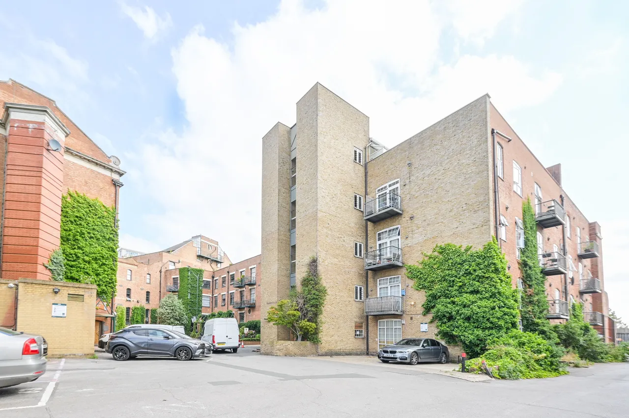 2 bed flat to rent — 103 Foundry House, 47 Morris Road, London
