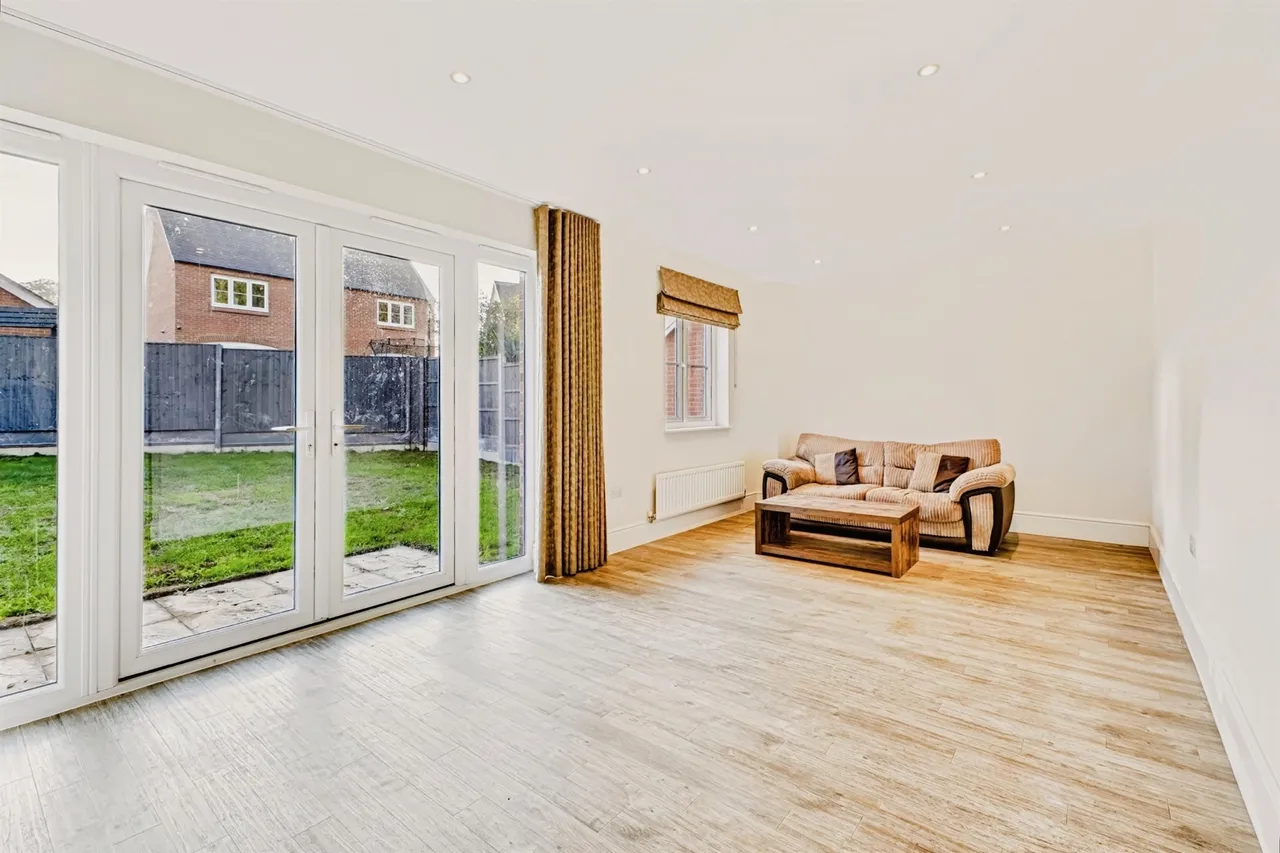 Bath Meadow, Towcester, NN12, photo 4