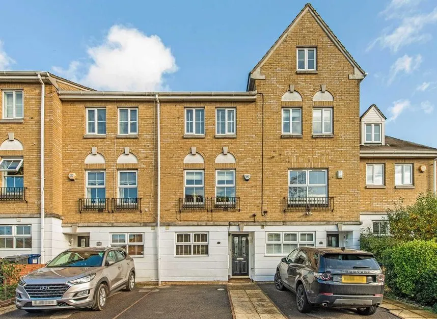 4 bed house to rent — Halton Close, New Southgate, N11