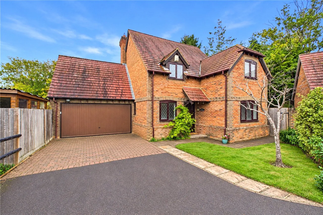 4 bed house to rent, Marketing Card, Romans Gate, RG26