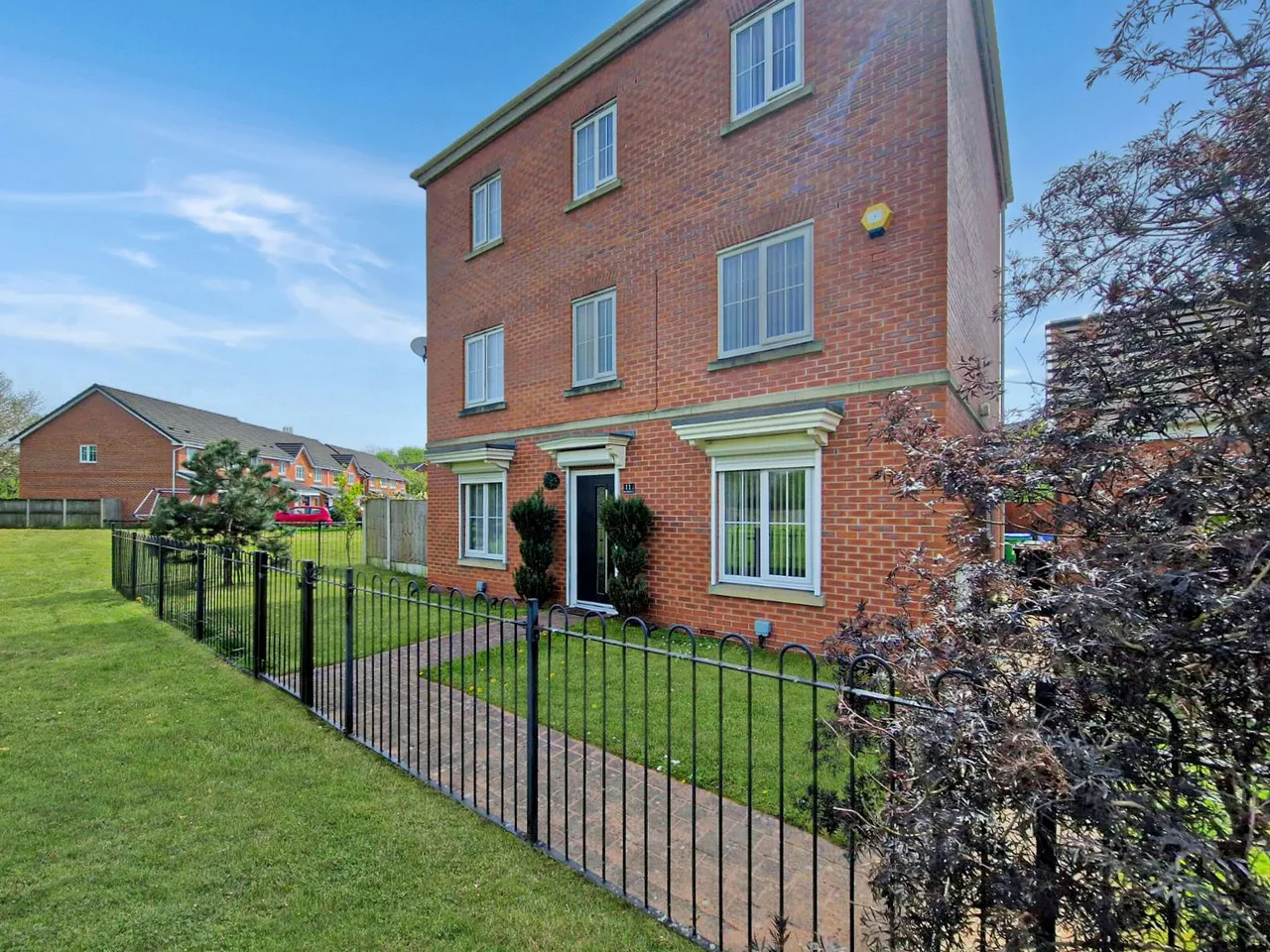 West Malling Close, Hopwood OL10 2WP, photo 2