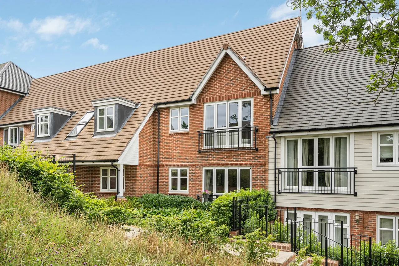 2 bed flat for sale, Consort Drive, Leatherhead, KT22
