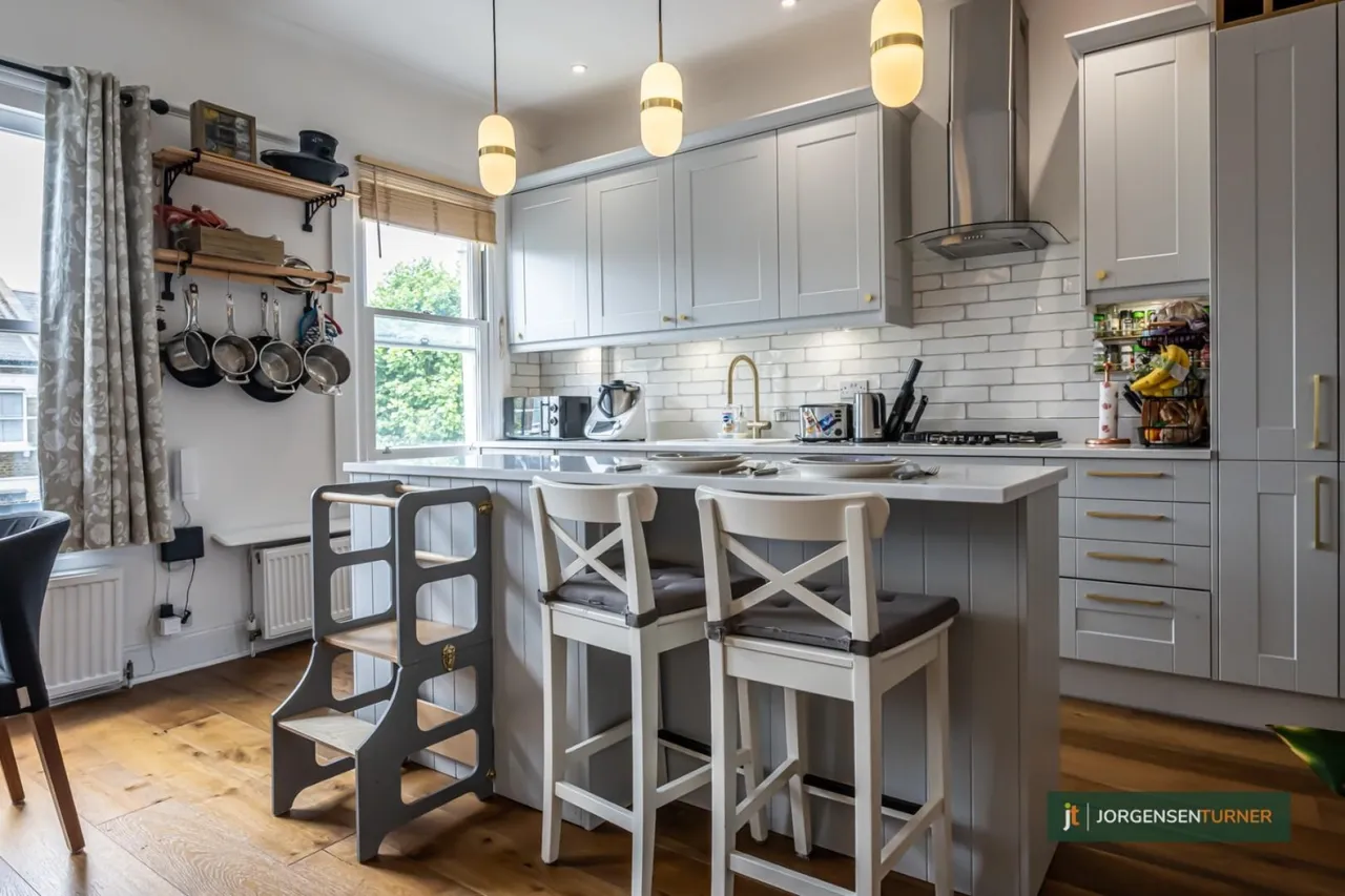 3 bed flat to rent, Fernhead Road, Queens Park, W9
