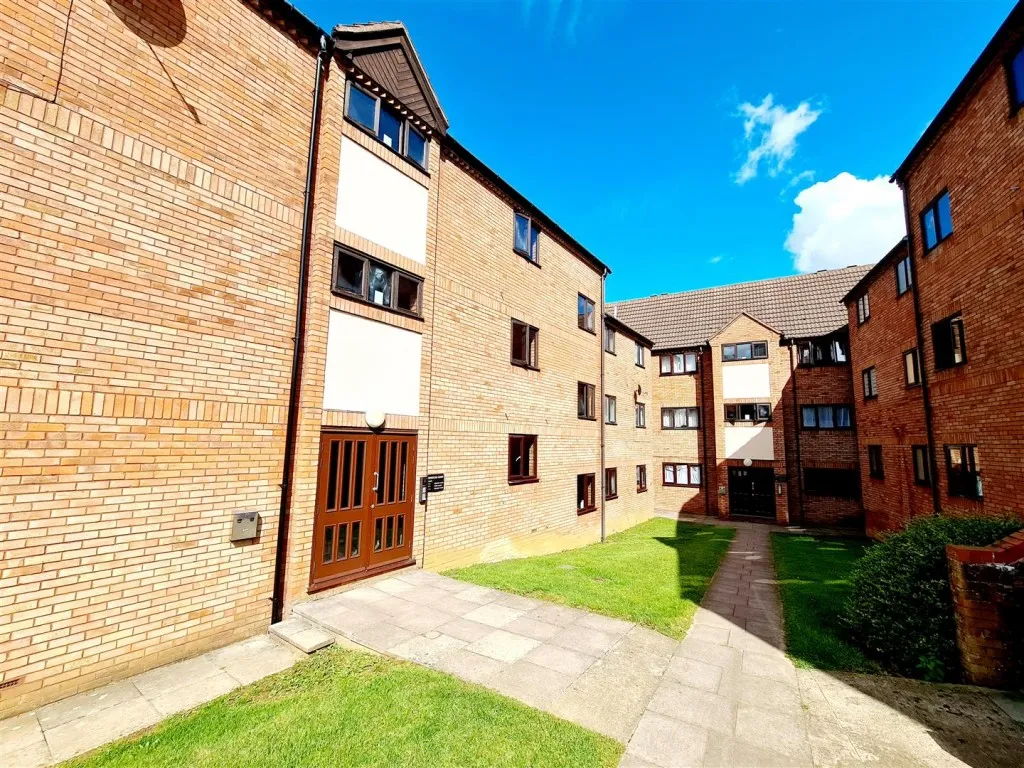 1 bed flat for sale — Spencer Court, Station Road, Rushden, Northants