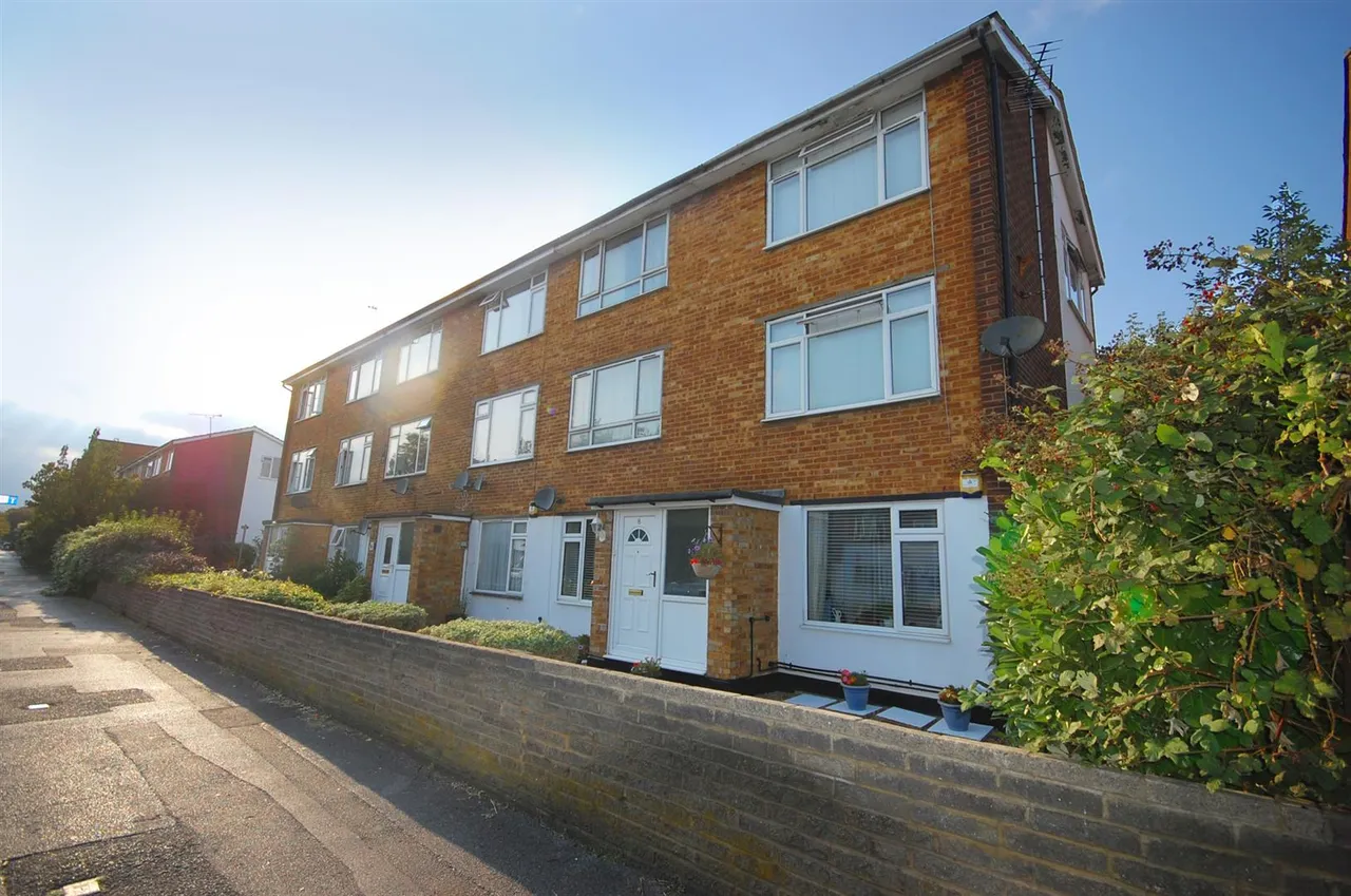 1 bed property to rent — Bourne Court, Station Approach, Ruislip, Middlesex, HA4 6SW