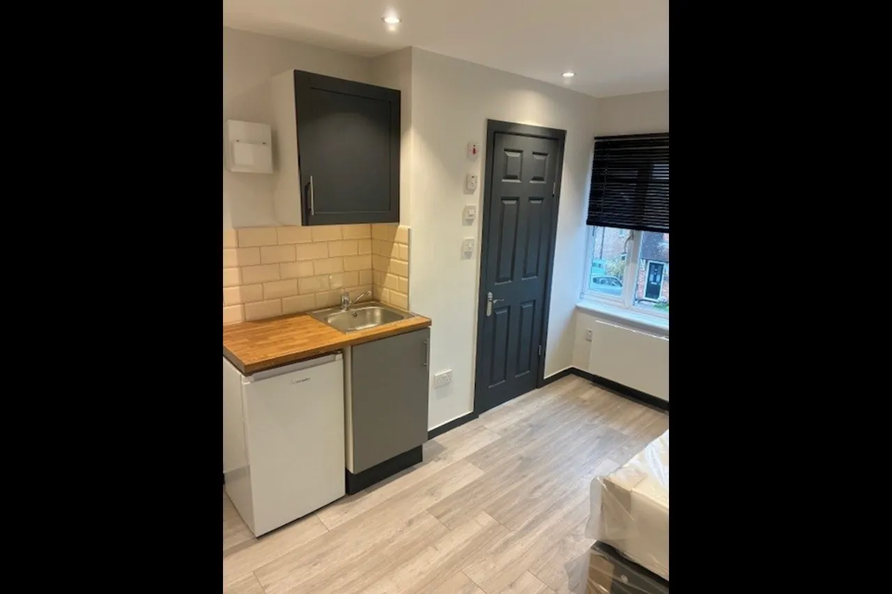1 bed flat to rent, Raymond Crescent, GU2