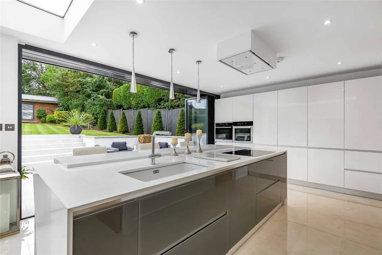 Georges Wood Road, Brookmans Park, Hertfordshire, AL9 7BZ, photo 2