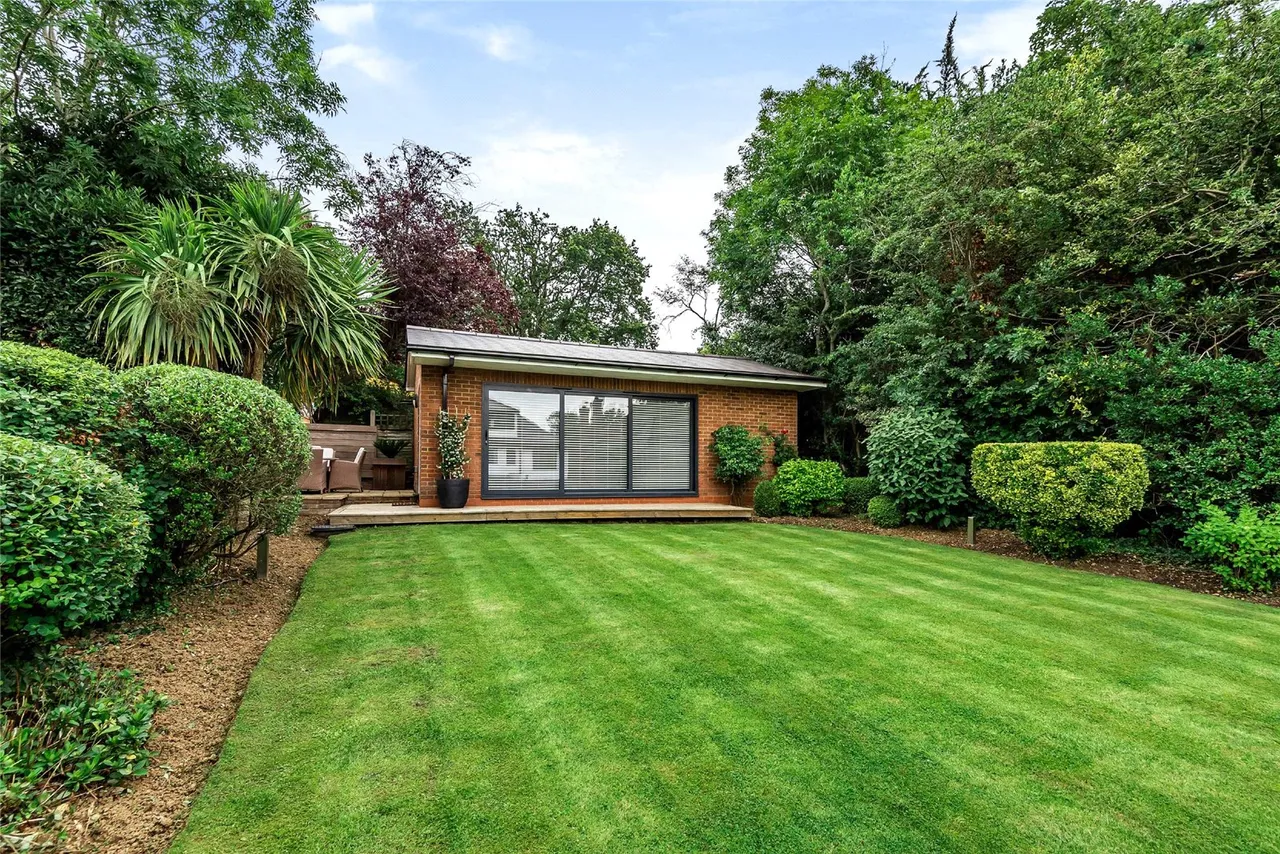 Georges Wood Road, Brookmans Park, Hertfordshire, AL9 7BZ, photo 7