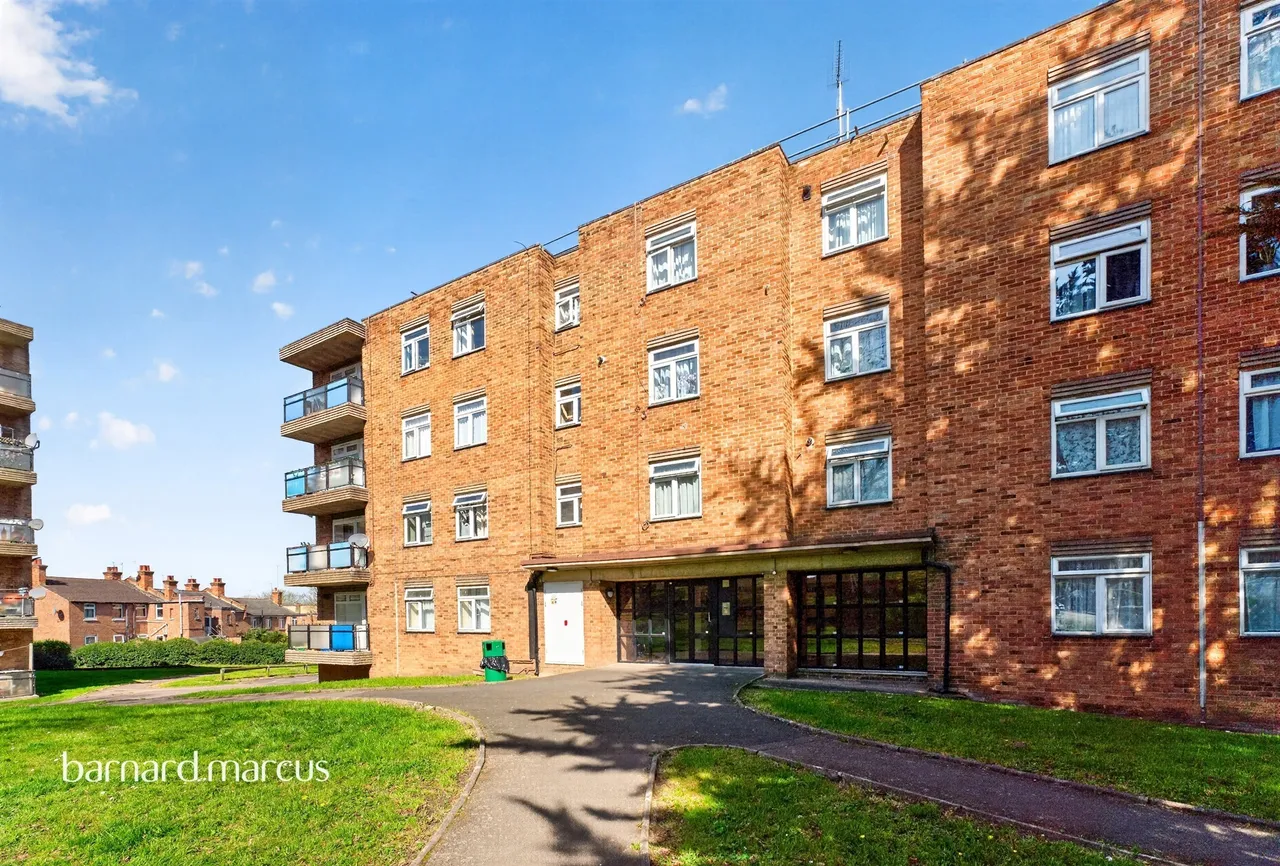 2 bed flat for sale — Waterfall Road, London