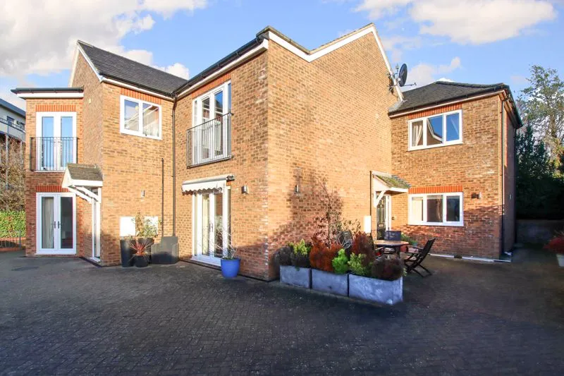 2 bed property for sale, Brook Street, Tring, HP23