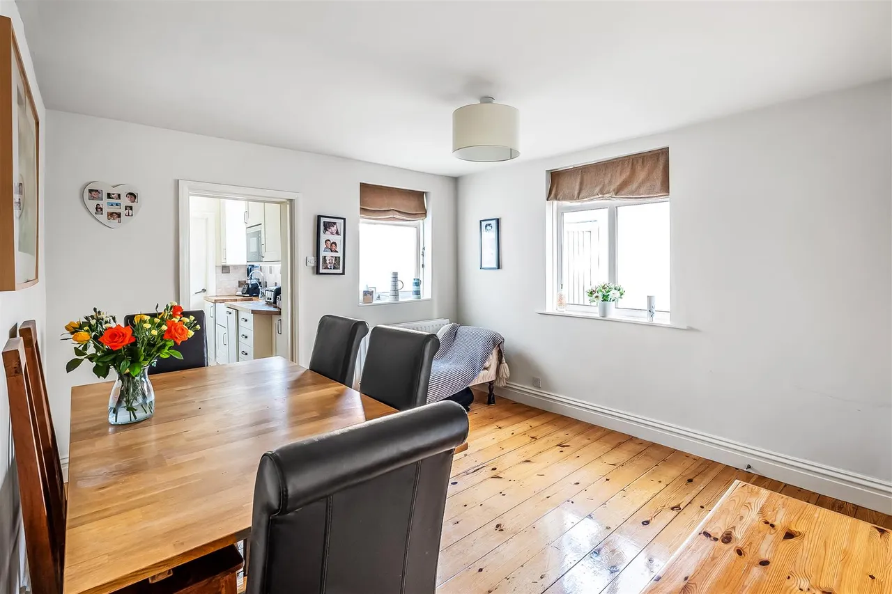 Highlands Road, Leatherhead, KT22, photo 2