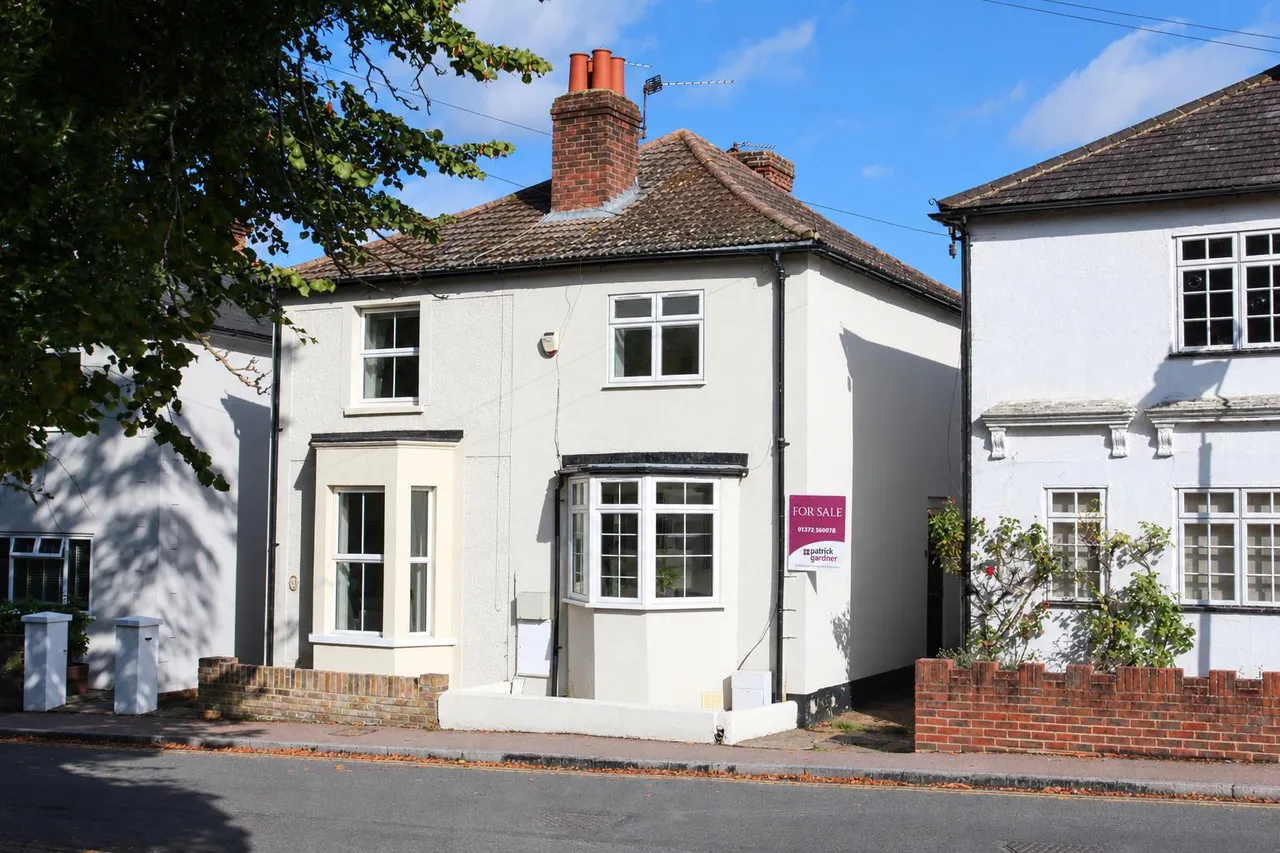 3 bed house for sale, Highlands Road, Leatherhead, KT22