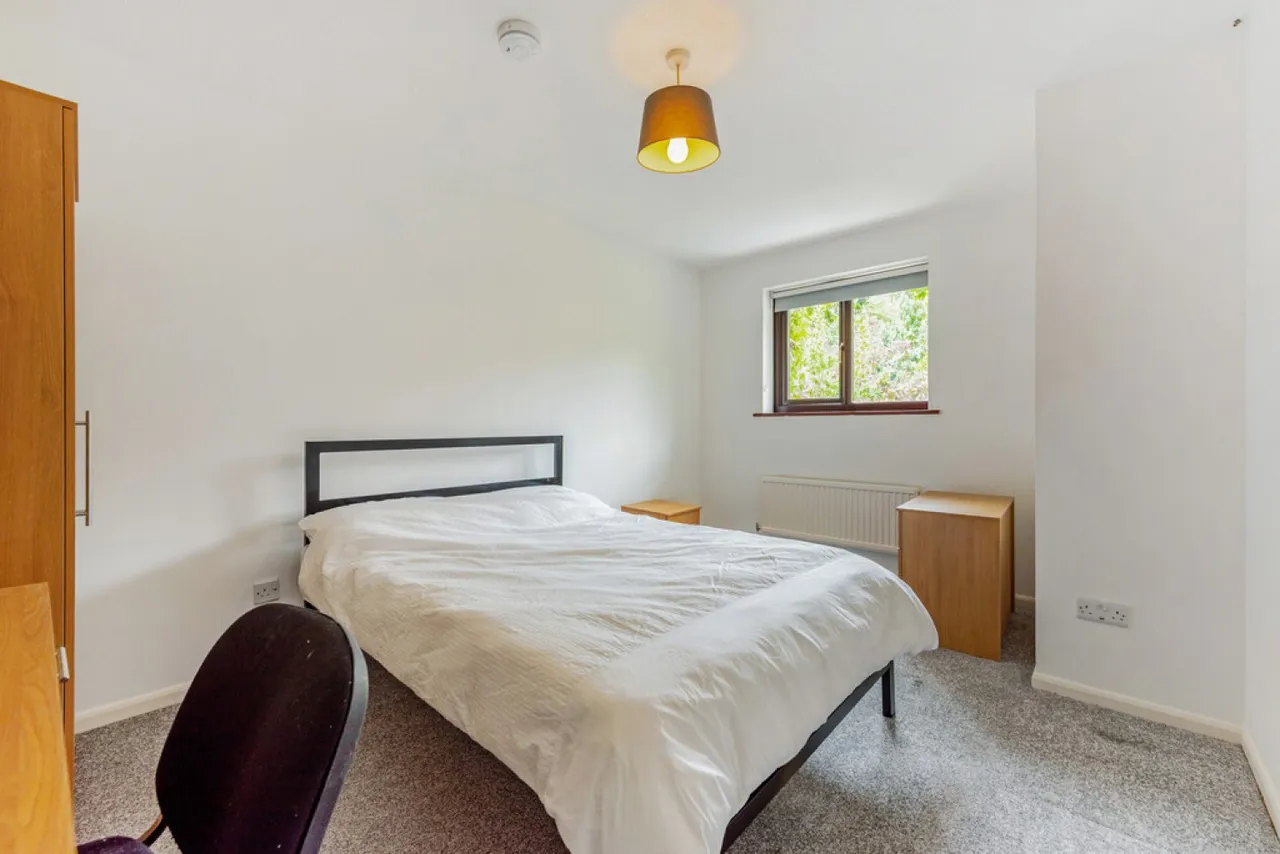 Honeysuckle Close, Badger Farm, Winchester, photo 11
