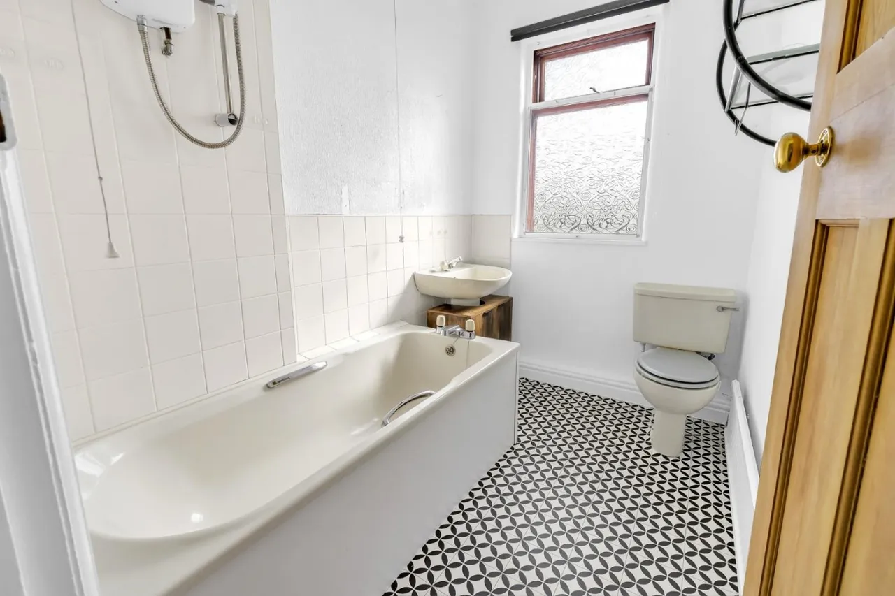 Jubilee Road, Middleton, M24, photo 12