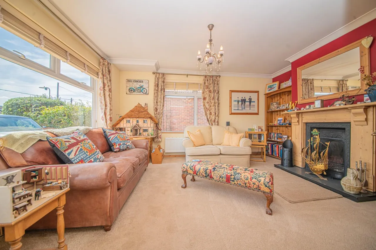 Oakgrove Road, Bishopstoke, Eastleigh, Hampshire, SO50 6LL, photo 2
