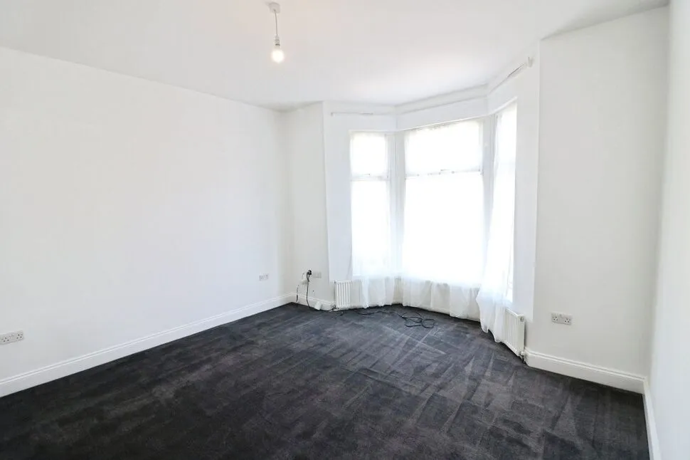 Mafeking Avenue, Ilford, IG2, photo 2