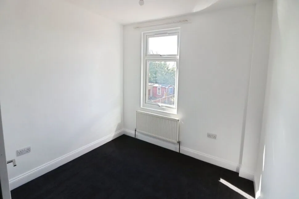 Mafeking Avenue, Ilford, IG2, photo 8