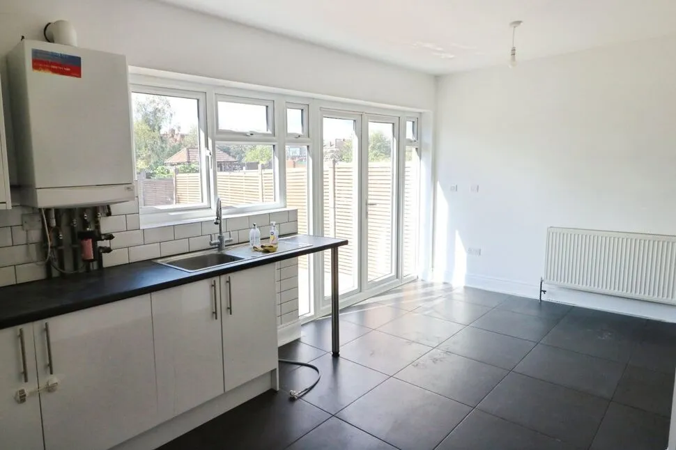 Mafeking Avenue, Ilford, IG2, photo 5