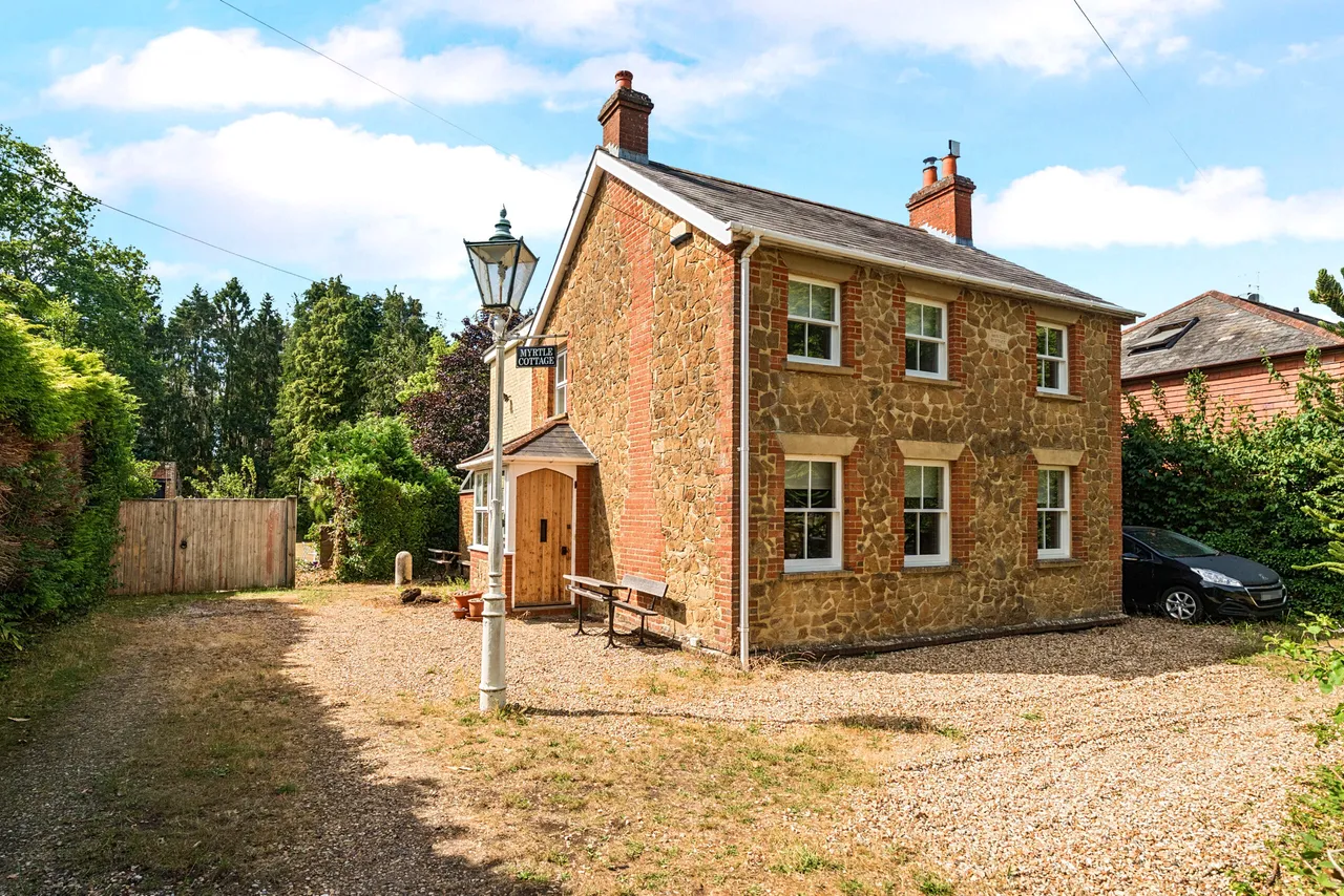 4 bed house to rent, Thursley Road, Elstead, GU8