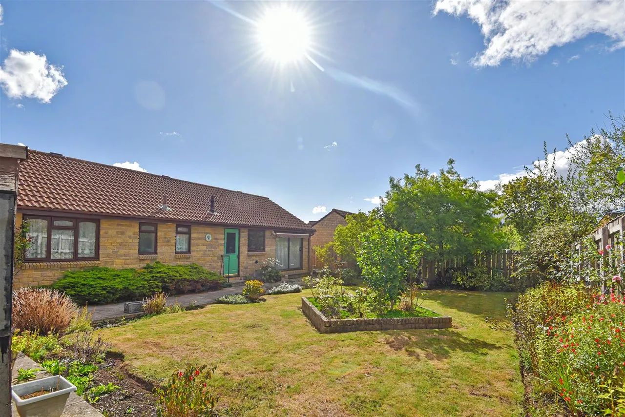 Foxglove Close, Wyke, photo 4