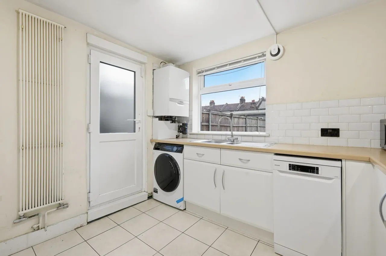 Fourth Avenue, London, E12, photo 6