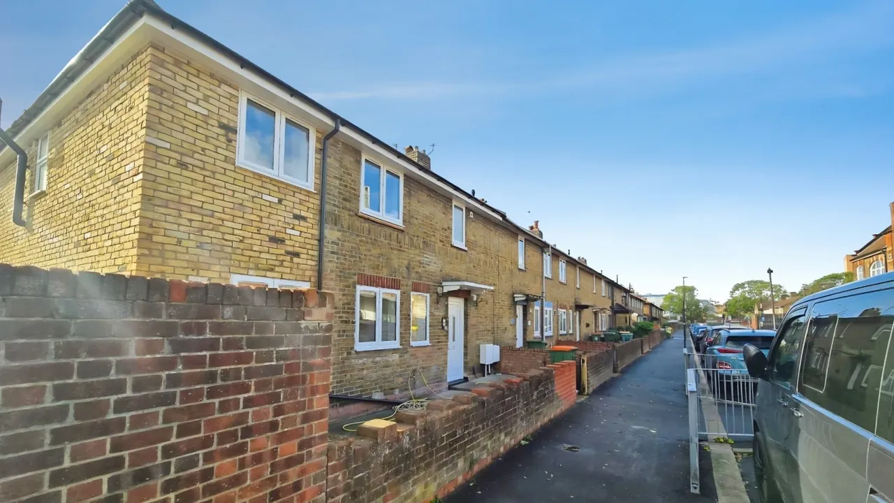 5 bed house to rent, Godbold Road, London, E15