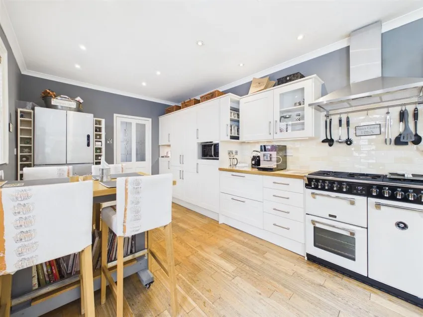 Four Bedroom House With Detached Coach House, photo 9