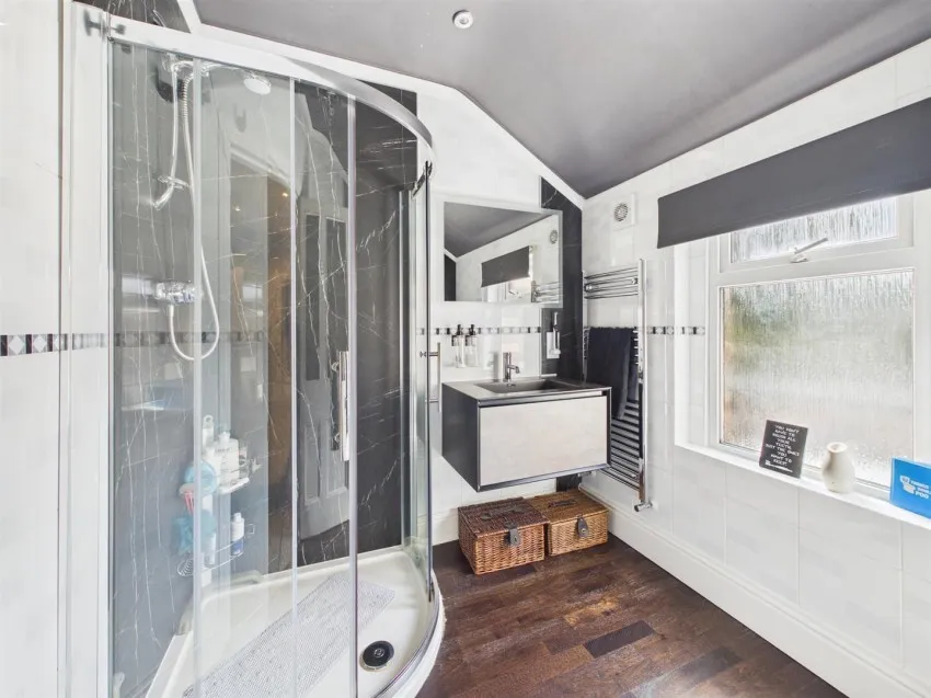 Four Bedroom House With Detached Coach House, photo 18