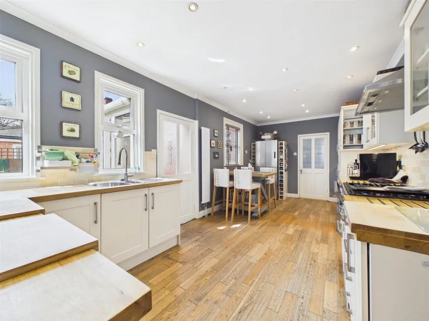 Four Bedroom House With Detached Coach House, photo 8