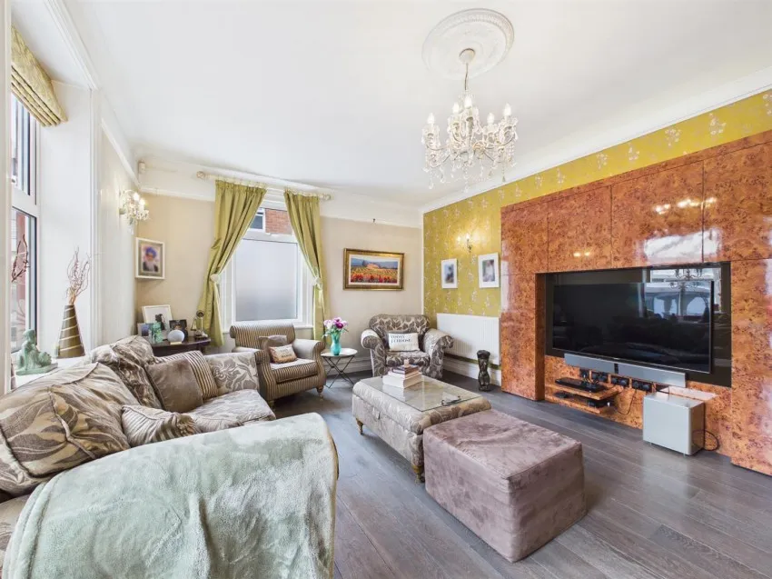 Four Bedroom House With Detached Coach House, photo 6