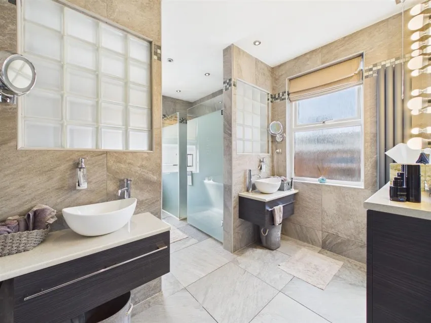 Four Bedroom House With Detached Coach House, photo 13