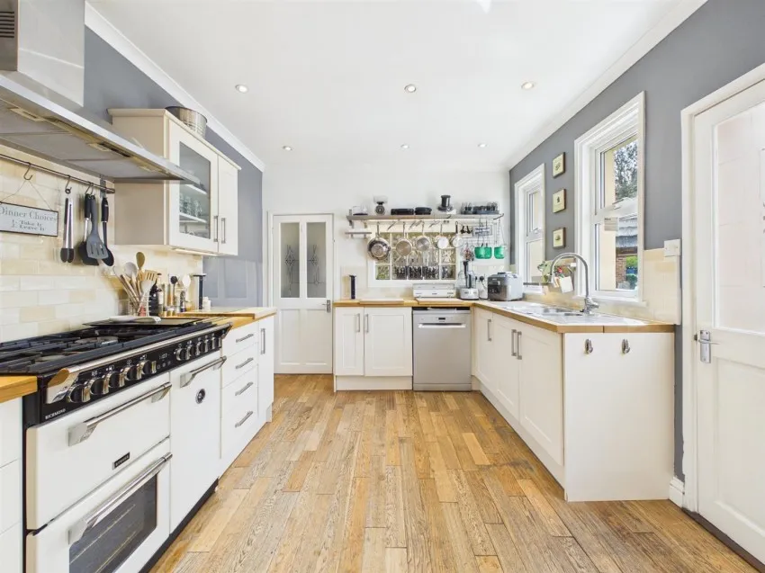 Four Bedroom House With Detached Coach House, photo 10